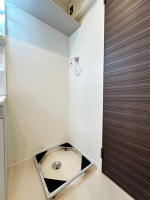 【設備】 | Libra･Minowa/リブラ・ミノワ | 洗面所内、洗髪洗面化粧台横にある室内洗濯機置き場です♪キャスターが付いているのでお掃除もラクラクです☆