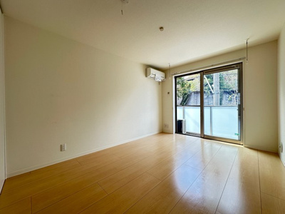 【洋室】 | Libra･Minowa/リブラ・ミノワ | 南西向き洋室7.6帖☆バルコニーに繋がる角部屋のお部屋です！エアコン付きで1年中快適に過ごせますね☆