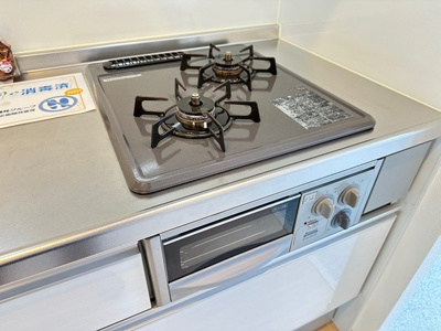 【キッチン】 | Libra･Minowa/リブラ・ミノワ | グリル付き2口ガスコンロのシステムキッチンです☆グリルがあるとお料理の幅が広がりますね♪自炊生活で楽しく健康に！