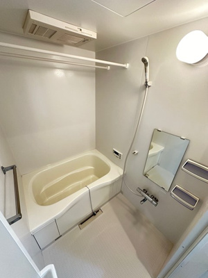 【浴室】 | Libra･Minowa/リブラ・ミノワ | 追い焚き機能・浴室暖房乾燥機付きバスルーム♪雨の日のお洗濯にも便利な物干しバー完備です！ゆったりバスタイムでリラックス☆