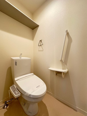 【トイレ】 | Libra･Minowa/リブラ・ミノワ | トイレは温水洗浄便座付き♪人気のバストイレ別です♪小物を置ける便利な棚やタオルハンガーも付いています♪