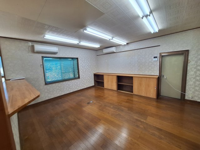 富岡市下黒岩貸事務所の居間・リビング