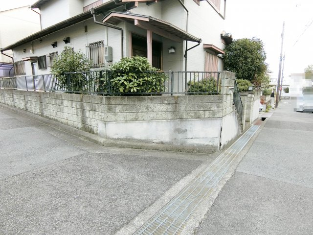 魚住町錦が丘１丁目　建替え用地の前面道路含む現地写真