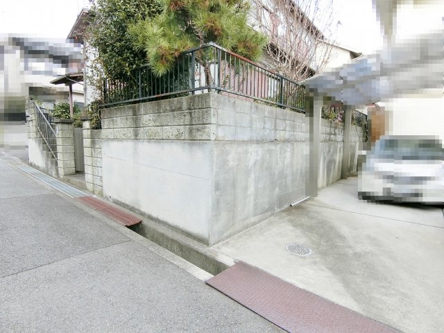魚住町錦が丘１丁目　建替え用地の前面道路含む現地写真