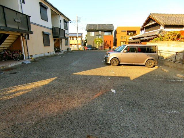 西井ハイツ（ファミリー）の駐車場