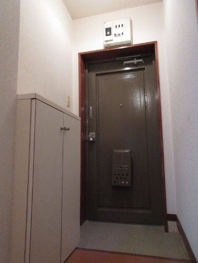 ローヤルマンションの玄関