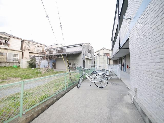 シャルマン南紀寺のその他共用部分|ゆったりとした駐輪スペースです。