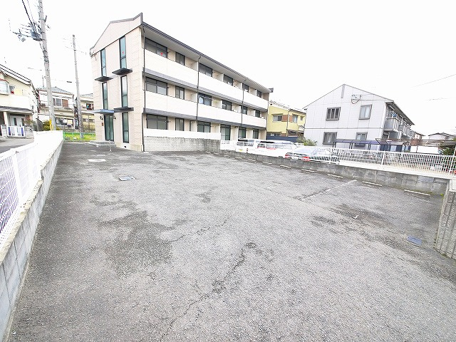 シャルマン南紀寺の駐車場|ゆったりとした共有スペース。