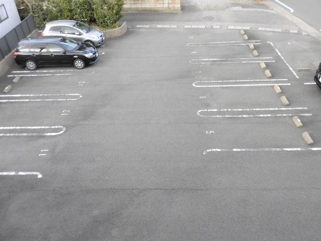 ラフィーネ　シャラの駐車場