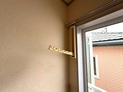 【設備】 | マローネ | 洋室6.3帖の窓側にある室内物干しです！雨の日やお出掛け時の室内干しにとても便利☆花粉や梅雨の時期に重宝しますね♪