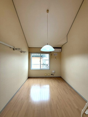 【洋室】 | マローネ | 洋室6.3帖☆角部屋のお部屋です！エアコン付きで1年中快適に過ごせますね☆