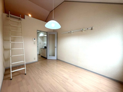 【寝室】 | マローネ | 洋室6.3帖☆ロフトスペースがあります♪荷物をたっぷり収納できてお部屋が片付きます☆