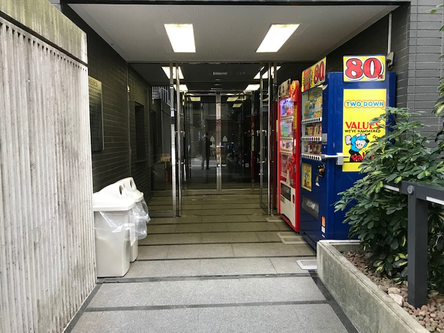 REXビルのエントランス