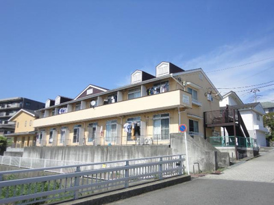 【外観】 | リバーサイドⅠ | こどもの国線「恩田」駅まで徒歩7分！便利な立地の2階建てアパートです♪通勤通学はもちろん、お買い物やお出かけにもGood☆