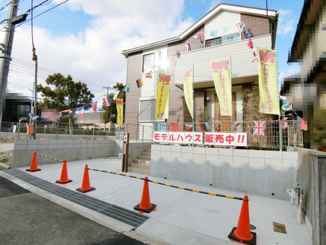 西区持子　新築一戸建ての前面道路含む現地写真