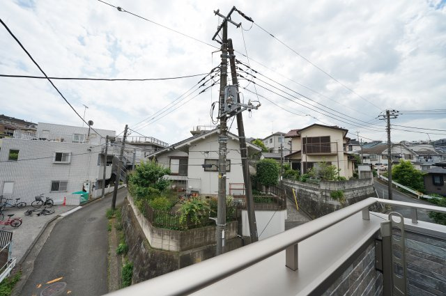 保土ヶ谷区鎌谷町 全２棟新築戸建て【成約】の展望|近隣に高い建物がないので、暖かい太陽の日差しを浴びる、眺望良好な住まいです。