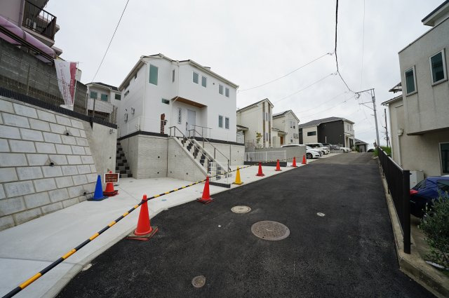 保土ヶ谷区宮田町２丁目　全３棟新築戸建て【成約】の前面道路含む現地写真|横浜の街並みを一望できるお住まいで、新生活を始めてはいかがですか。