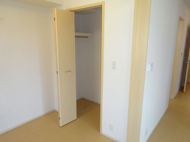 クレール宝塚（山本丸橋）の収納|ウォークインクローゼットです！