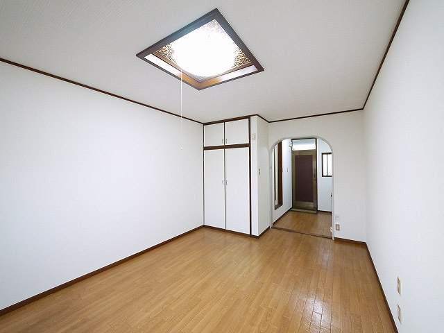コーポ華（肘塚町）の居間・リビング|使い勝手のいい洋室です