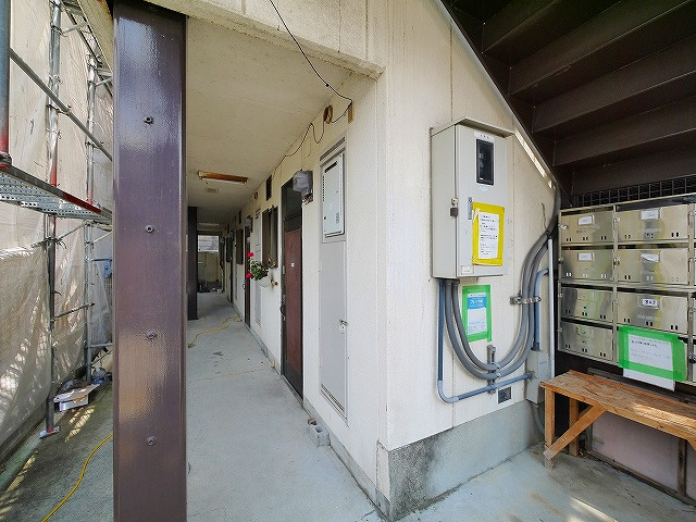 コーポ華（肘塚町）のその他共用部分|明るい共有スペース