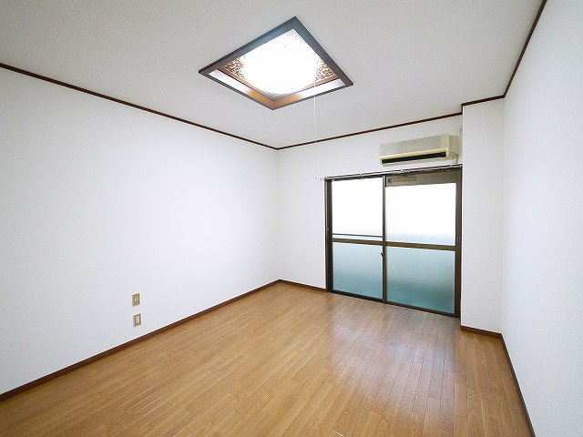 コーポ華（肘塚町）の内装|ゆったりした洋室です