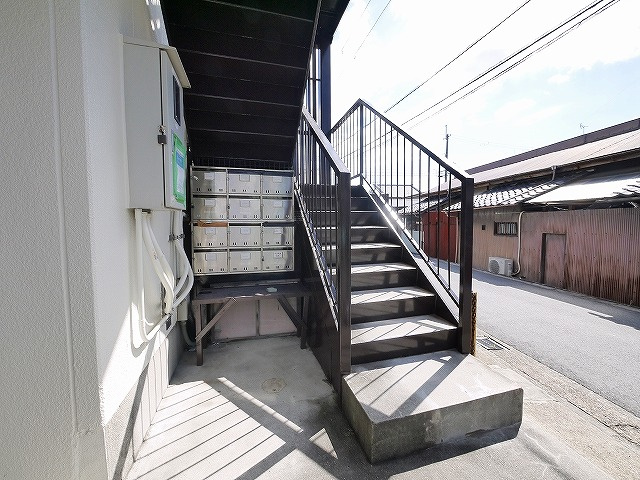 コーポ華（肘塚町）のその他共用部分|明るい共有スペース