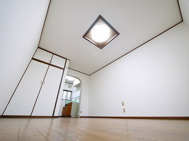 コーポ華（肘塚町）の居間・リビング|明るい洋室です。