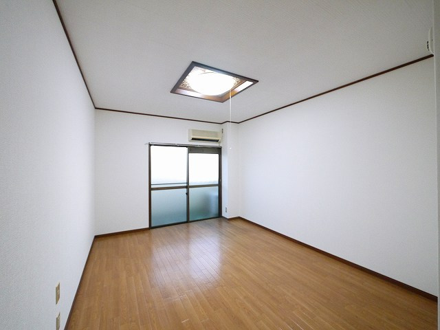 コーポ華（肘塚町）の寝室|使い勝手のいい洋室です