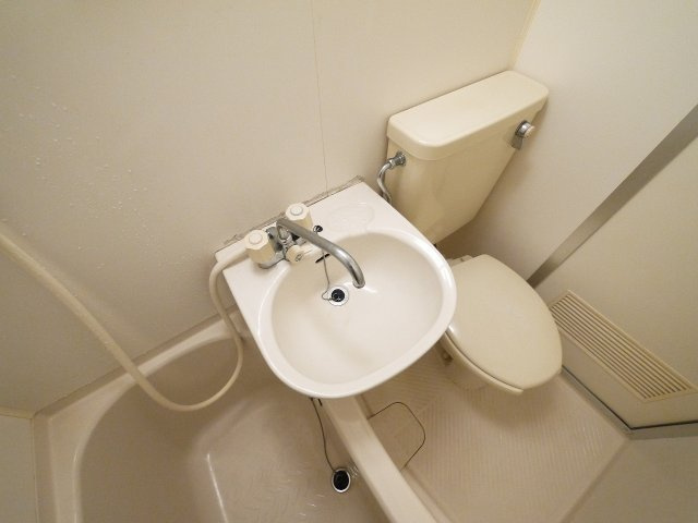 プチハイツ奈良の設備|お掃除し易いユニットバスタイプです。