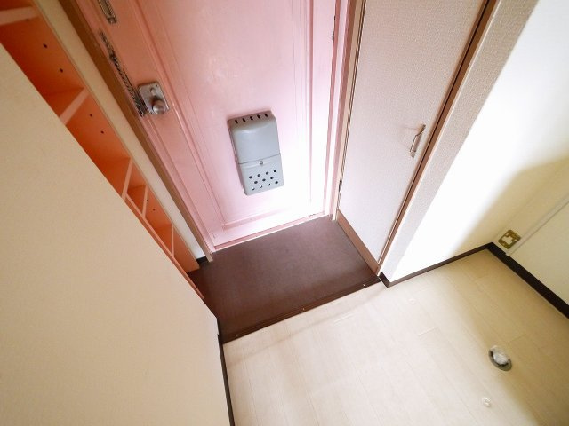 プチハイツ奈良の玄関|ゆったりとした玄関です