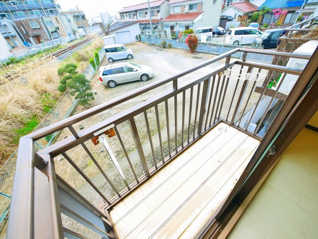 プチハイツ奈良のバルコニー|お洗濯にも便利なバルコニー付き