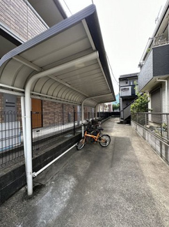 【その他共用部分】 | 屋根付きの駐輪場で雨が降っても大切な自転車が濡れなくてすみますね♪荷物が重いときに自転車があれば助かりますね！