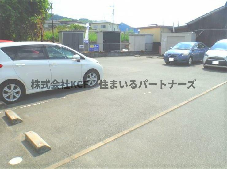 SUNDAY御井駅前の駐車場|駐車場があります