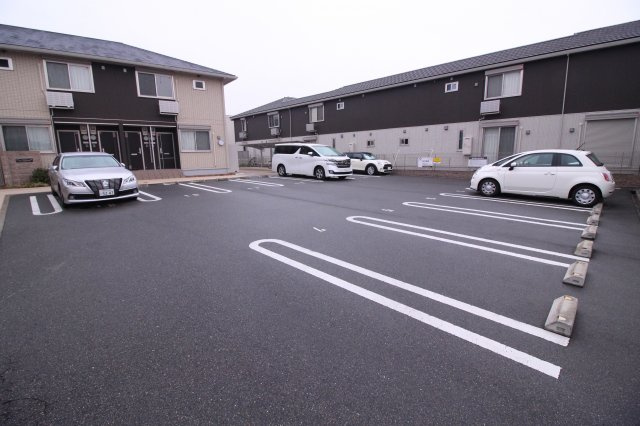 クレールわかばの駐車場