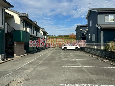 コーポ・アゼリアの駐車場|駐車場完備です