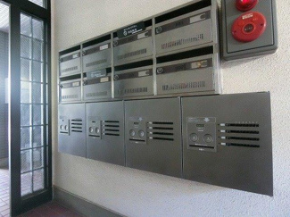 【エントランス】 | 共用エントランスには宅配BOXがあるので荷物の受け取りもスムーズに♪再配達を依頼する手間が省けます☆
