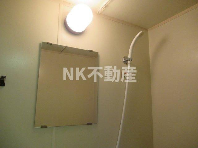 【浴室】 | A-フラット（若江岩田賃貸） | お風呂に鏡があります