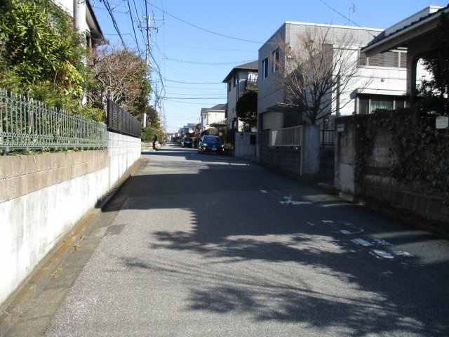 千葉市花見川区畑町　中古戸建　北西×南西の角地　土地面積約６８．８０坪の前面道路含む現地写真|前面道路含む現地写真です　北西側約６．０ｍ公道
