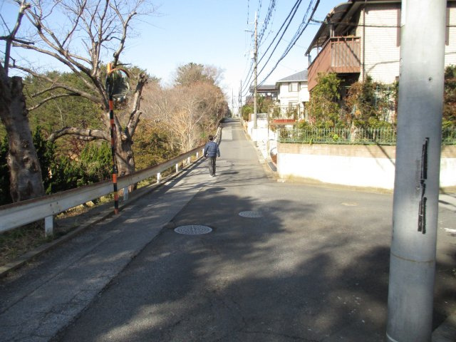 千葉市花見川区畑町　中古戸建　北西×南西の角地　土地面積約６８．８０坪の前面道路含む現地写真|前面道路含む現地写真です　南西側約４．６ｍ公道