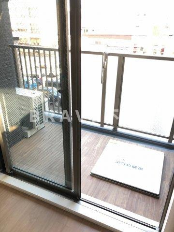 ファステート大阪城東グリッジ　BRAVI不動産のバルコニー|【ファステート大阪城東グリッジ】開放的で明るい空間を演出してくれるバルコニーです