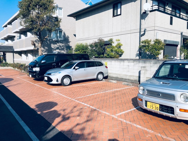 プレステージ住吉の駐車場|車をお持ちの方に嬉しい駐車場付きの物件です