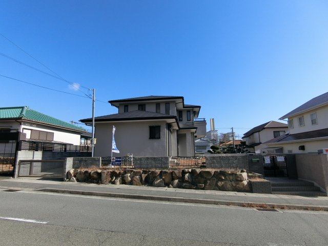 神戸市垂水区多聞台3丁目 中古戸建の前面道路含む現地写真|間口の広い土地　さすが１０６坪
