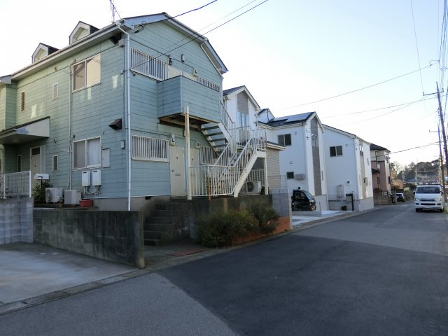 八千代市高津東４丁目　土地　建築条件なし　古家ありの前面道路含む現地写真|前面道路含む現地写真です　北東側約６．０ｍ公道
