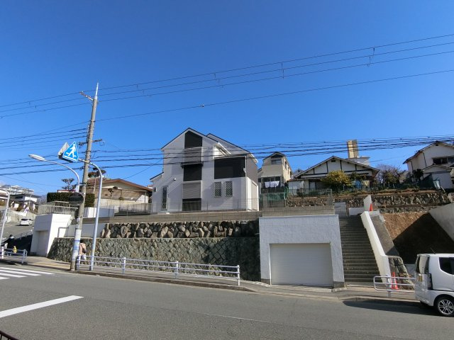 垂水区多聞台2丁目 　新築戸建の前面道路含む現地写真|堀込式ガレージ２台分つき