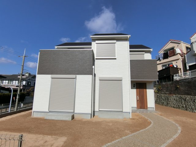 垂水区多聞台2丁目 　新築戸建の外観|南向きのお洒落な外観　広々としたお庭