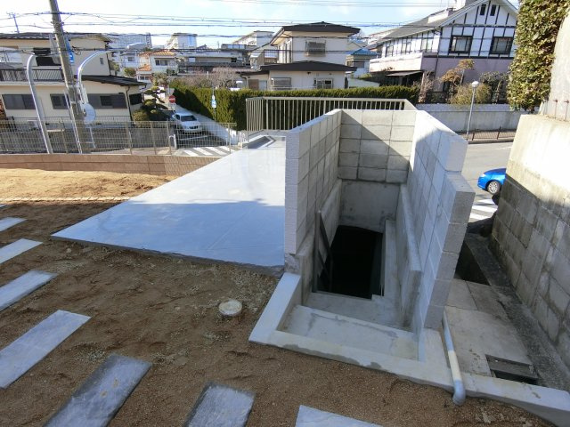 垂水区多聞台2丁目 　新築戸建の駐車場|ガレージの入り口部　お庭から出入りこれは便利