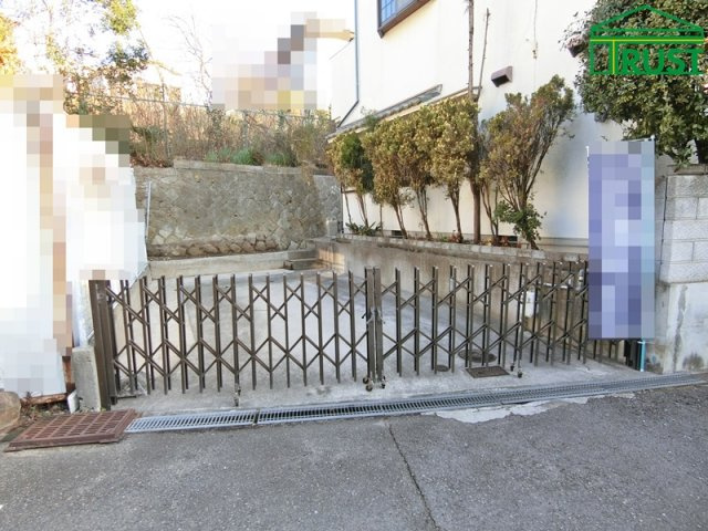 神戸市西区玉津町新方中古戸建の駐車場