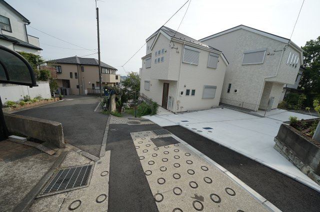 保土ヶ谷区上星川２丁目　全２棟新築戸建て【成約】の前面道路含む現地写真