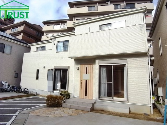 明石市魚住町西岡中古戸建の外観|南向きの大変明るい物件です。