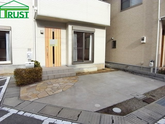 明石市魚住町西岡中古戸建の外観|玄関ポーチ部分です。